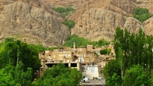 فاصله روستای قلات تا تهران حدود 940 کیلومتر برآورد شده‌است.