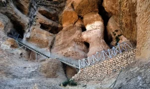 هوای درون غار کرفتو کردستان در زمستان به دلیل موقعیت جغرافیایی خاصش، گرم و در تابستان خنک است.
