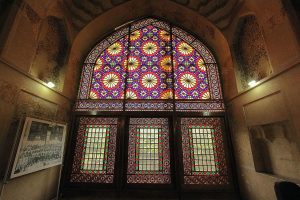 اگر از بالا به پلان ارگ کریم خان نگاه کنید، آن را به شکل یک ذوزنقه خواهید دید. دلیل این مسئله نیز خاک نامناسب منطقه است که برای ساخت این بنای باشکوه مناسب نبودهاست.